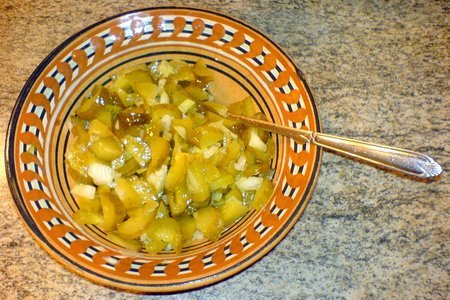 Фото к рецепту: Огурцы солёные с луком