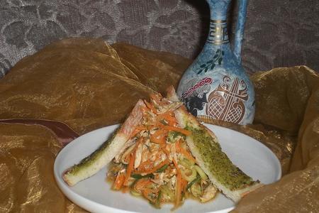 Фото к рецепту: Салат с овощами и куриным филе,гренками.