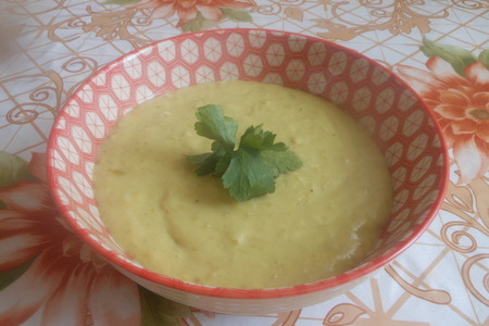 Фото к рецепту: Нежный крем-суп из зеленого горошка