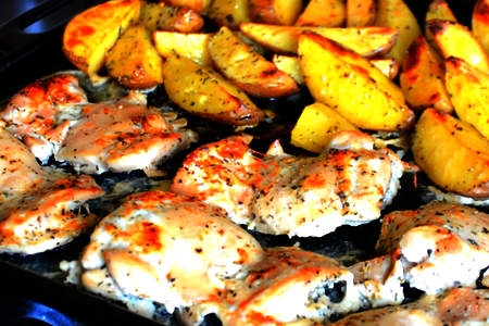 Маринованная курица с запеченным картофелем в духовке