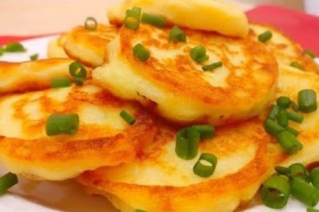 Фото к рецепту: Картофельные оладьи из пюре