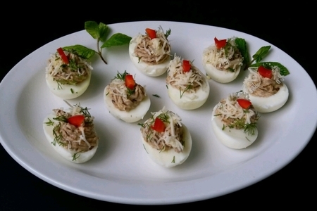 Фото к рецепту: Фаршированные яйца пастой из грибов 