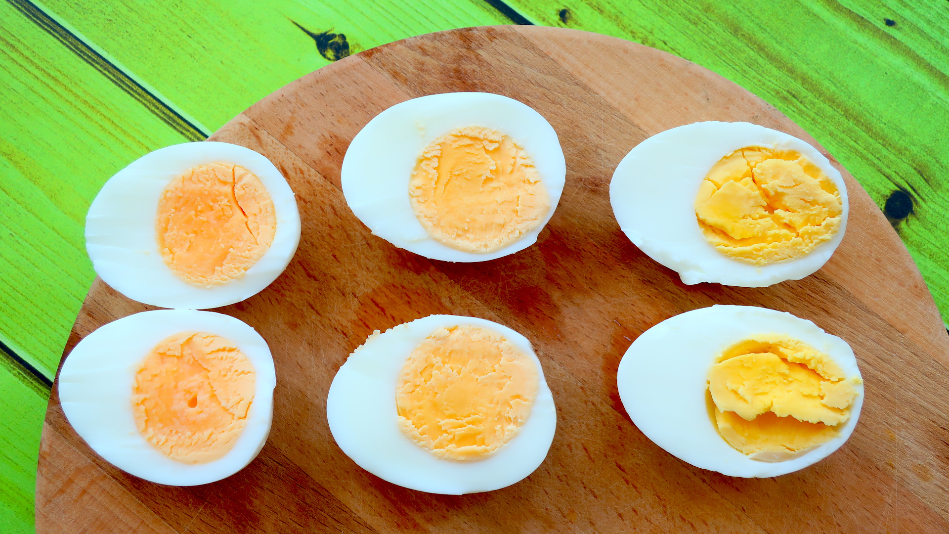 Яйца всмятку в кипящую. Вареные яйца. Разновидности вареных яиц. Желток вареного яйца. Яйца вкрутую.