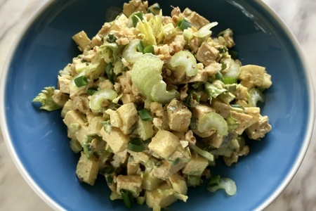 Фото к рецепту: Куриный салат с кунжутной заправкой