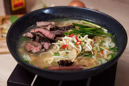Куриный суп с рисовой лапшой