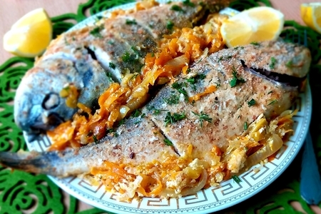 Фото к рецепту: Рыба, запеченая на овощной подушке в сметанном соусе