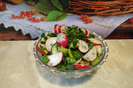 Салат весенний овощной с редисом, огурцом и сельдереем