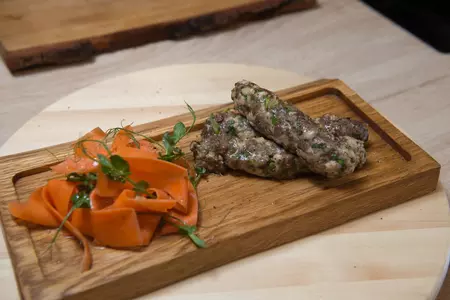 Чевапчичи в духовке с морковным салатом и кешью