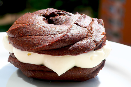 Фото к рецепту: Пирожное шоколадные бомбочки за 7 минут