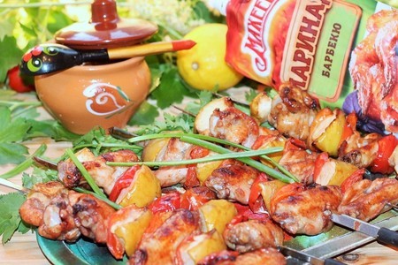 Фото к рецепту: Куриные крылышки с печеными яблоками и соусом#махеевънаприроде