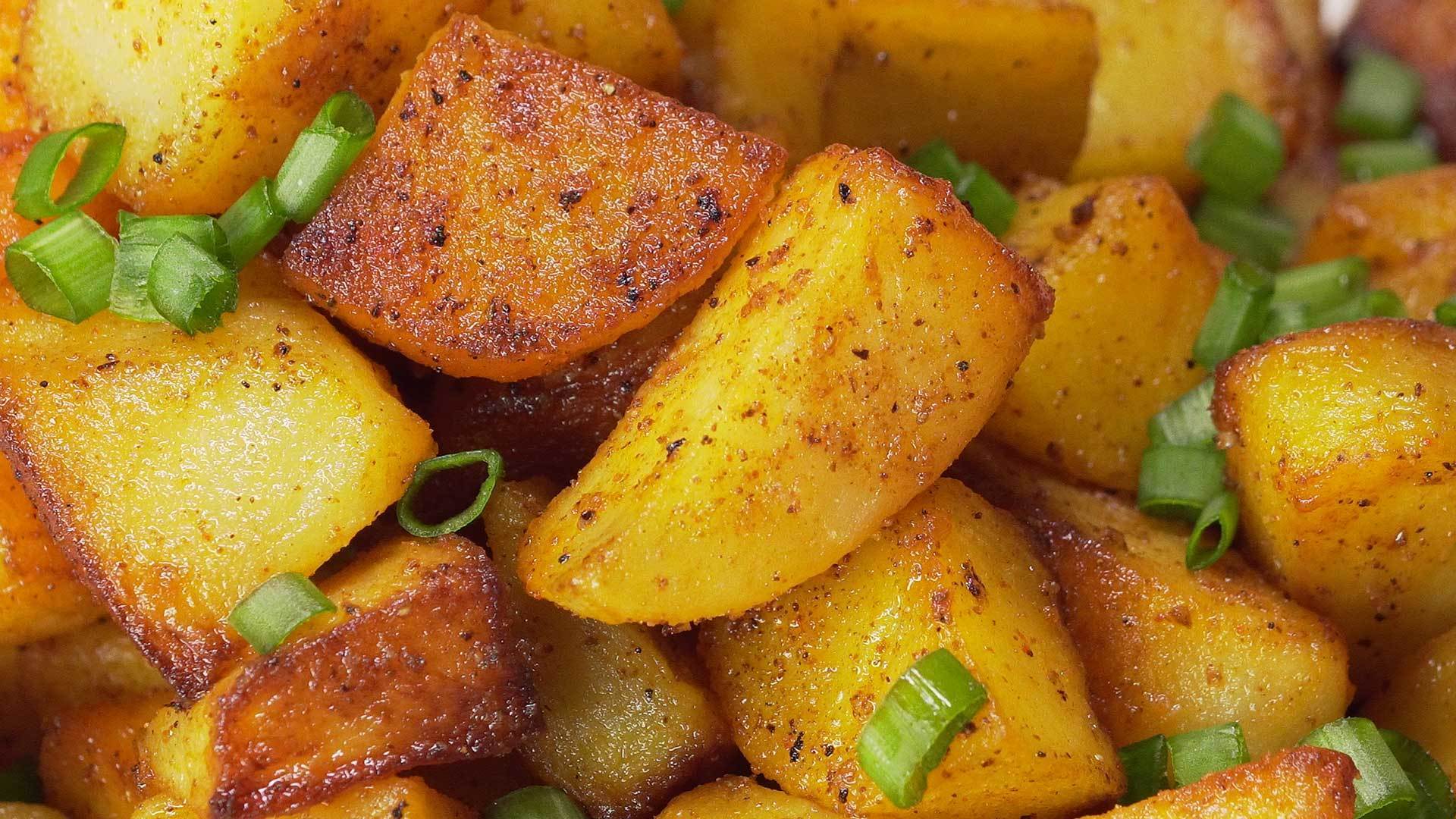 Жареная картошка на воде рецепт. Жареная картошка. Жареная картошечка. Картофель жареный из вареного. Красивая жареная картошка.
