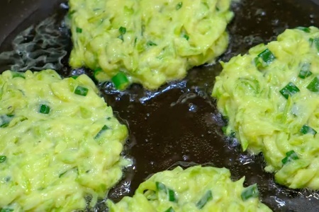 Фото к рецепту: Кабачковые оладьи с зеленым луком