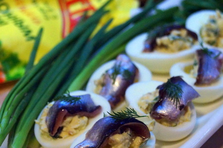Фото к рецепту: Быстрая закуска для пикника - фаршированные яйца. #махеевънаприроде