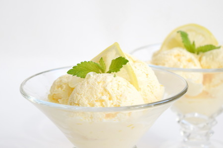 Фото к рецепту: Домашнее лимонное мороженое (без мороженицы)