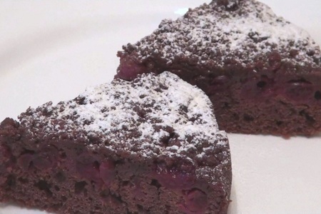 Фото к рецепту: Шоколадный пирог с вишней и штрейзельной крошкой