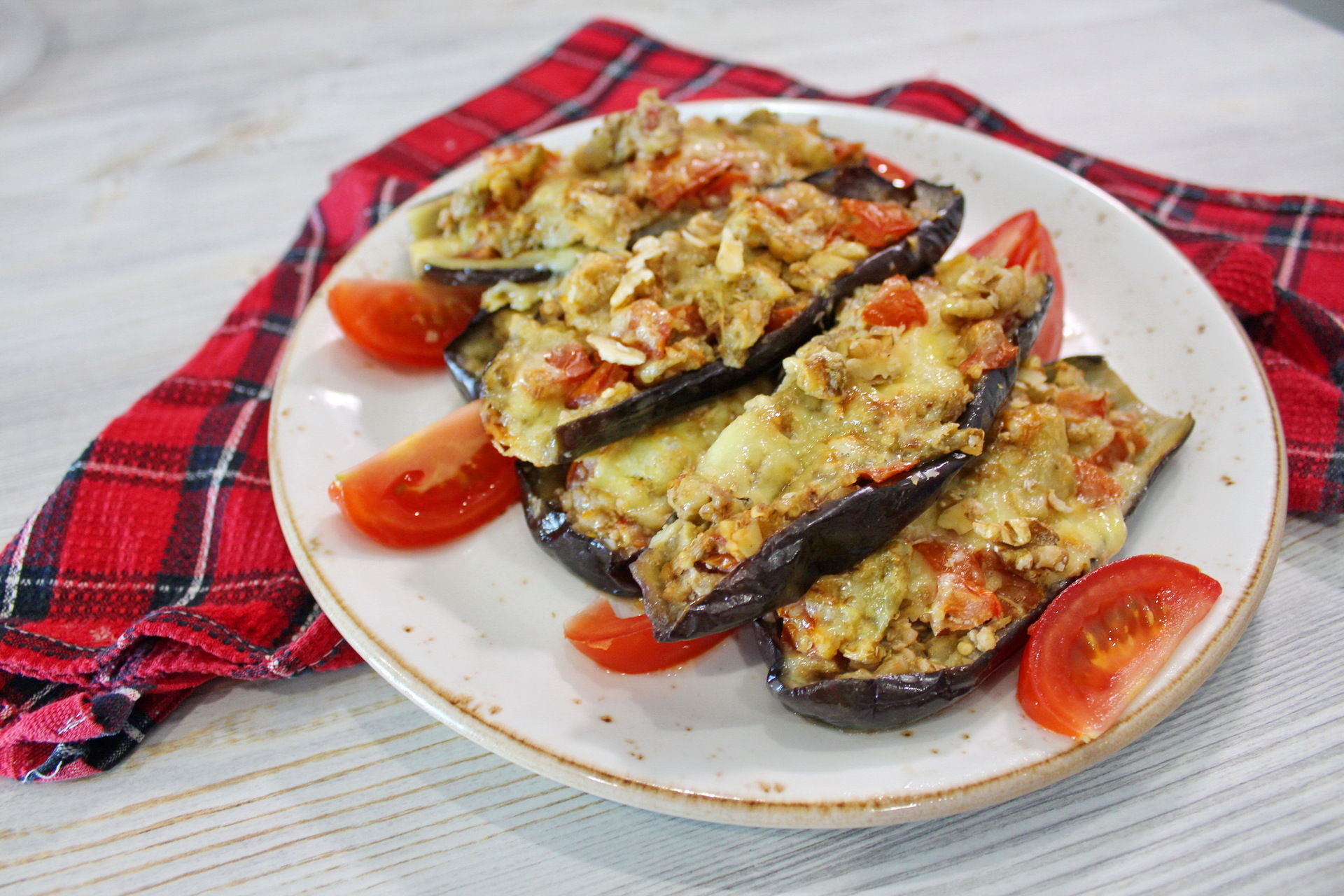 Баклажаны в духовке с помидорами и сыром. Баклажаны пармеджано веером. Баклажаны в духовке с помидорами и сыром и чесноком в духовке. Баклажаны в духовке с помидорами и сыром и чесноком. Печеные баклажаны с сыром и помидорами.