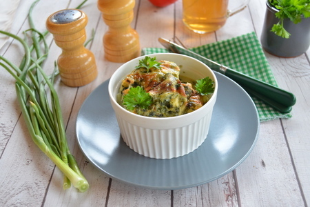Фото к рецепту: Цветная капуста в шпинатно-сырном соусе.