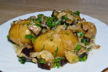 Фото к рецепту: Картофель с баклажановой подливкой