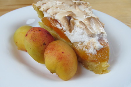 Фото к рецепту: Абрикосовый пирог с меренгой