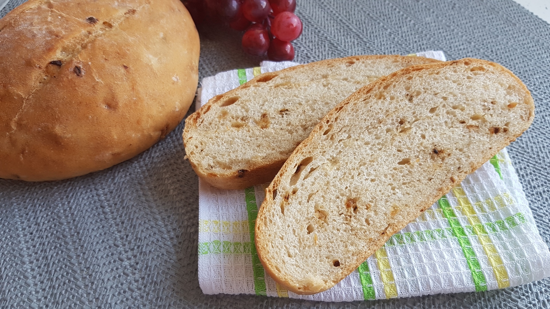 Домашний хлеб. Луковый хлеб. Домашний луковый хлеб. Луковый хлеб фото. Хлеб с луком на сковороде рецепт