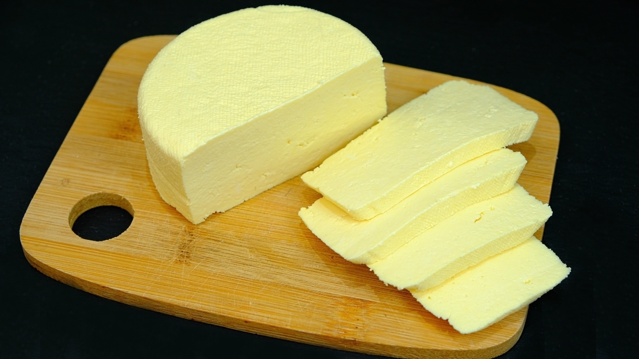 Почему сыр не получился. Домашний сыр. Домашний твердый сыр. Домашний сыр из молока. Сыр домашний круглый.