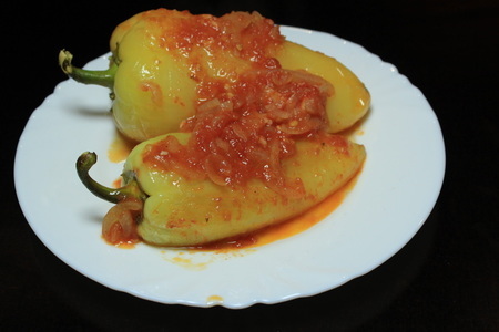 Фото к рецепту: Сладкий перец с соусом из томатов 