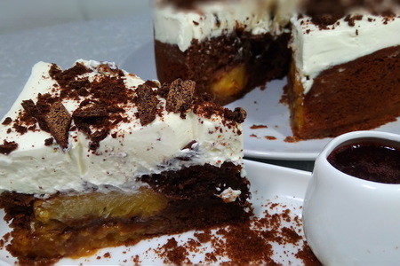 Фото к рецепту: Шоколадный пирог с пьяным персиком и сметанным кремом