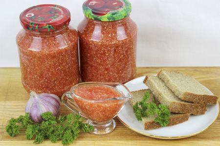 Фото к рецепту: Хреновина (или огонек) из помидор, хрена и чеснока