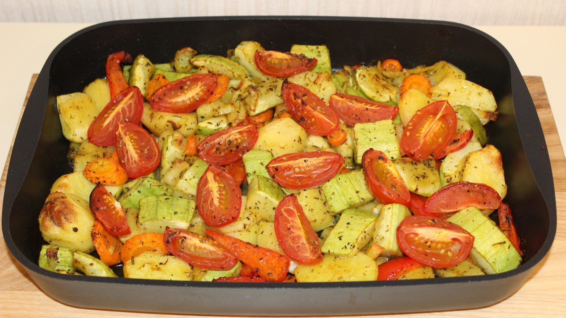Кабачки с овощами в духовке - классический рецепт с фото