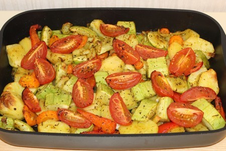 Кабачки с овощами и картошкой запечённые в духовке
