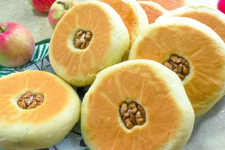 Булочки к чаю с мёдом, яблоками и орехами