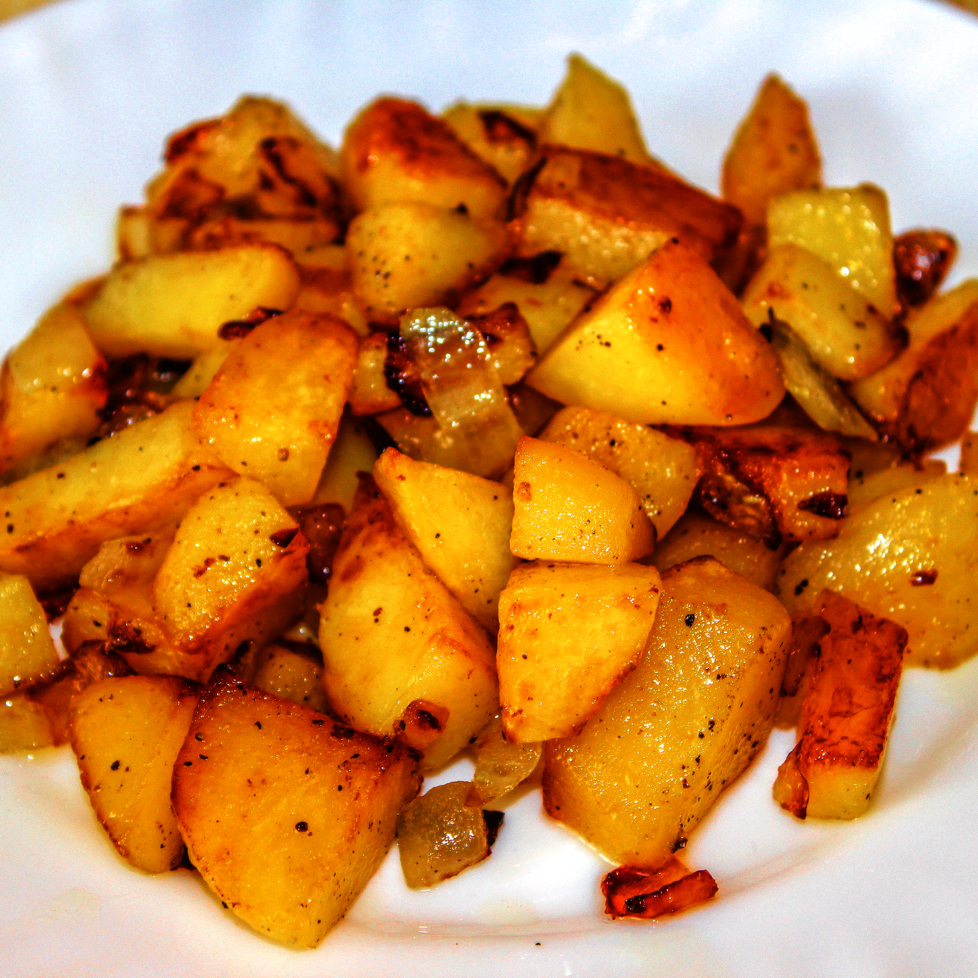 Жареная картошка на воде рецепт. Жареная картошка. Жареная картошечка. Жареная картошка фото. Поджаренная картошка.