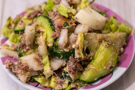 Полезный летний салат с тунцом и свежими огурцами