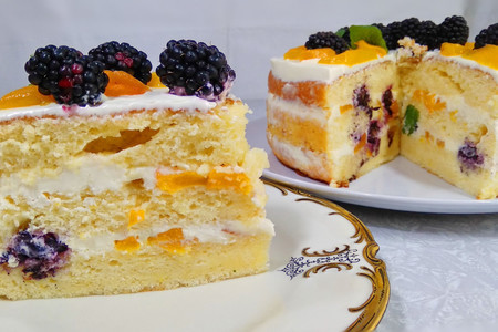 Фото к рецепту: Бисквитный торт с ягодами
