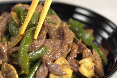 Фото к рецепту: Жареная говядина в азиатском стиле
