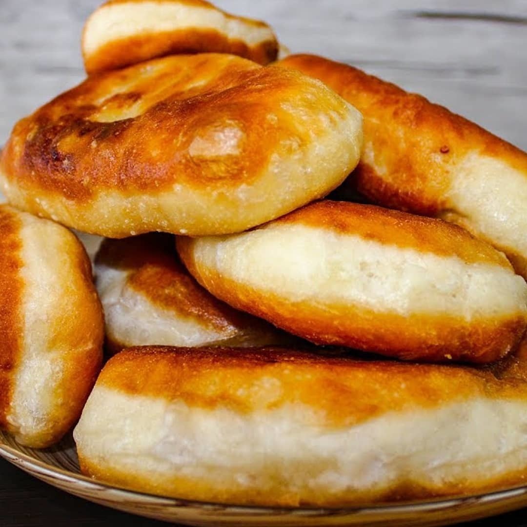 Как приготовить пирожки на воде. Pirozhki s kartoshkoj. Пирожки с картошкой. Пиропирожок с картошкой. Пирожки с картошкой жареные.