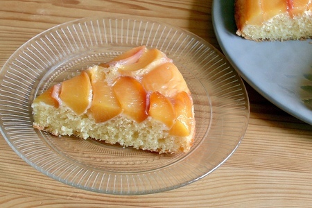 Фото к рецепту: Ароматный пирог с персиками