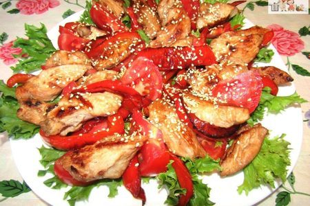 Теплый салат с курицей, помидорами и перцем