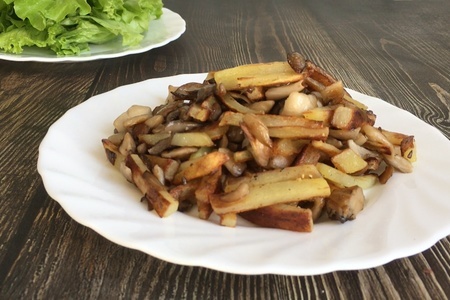 Фото к рецепту: Жареный картофель с вешенками