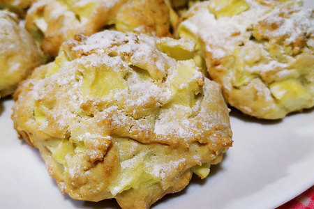 Фото к рецепту: Домашнее печенье с яблоками