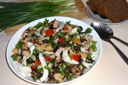 Фото к рецепту: Салат с овощами и морским коктейлем #испания