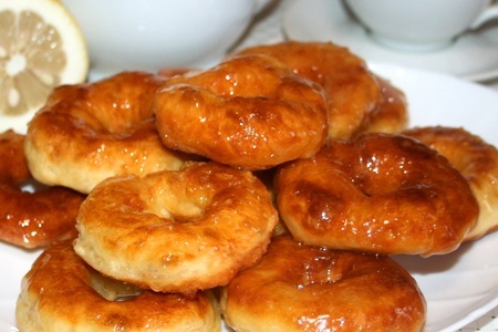 Фото к рецепту: Пончики с лимонной глазурью #россия
