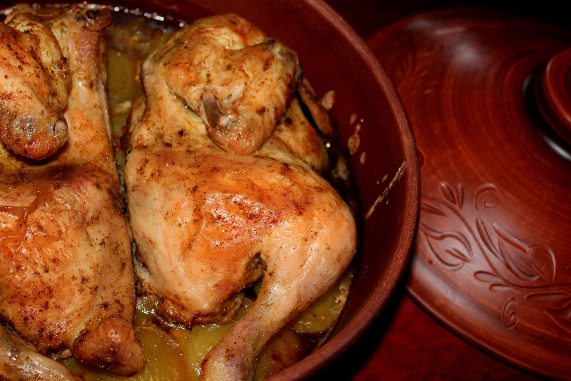 Можно варить замороженную курицу. Глиняные курицы. Курица в глиняном горшке. Курица запеченная с копченой паприкой. Приготовление курицы в глине.