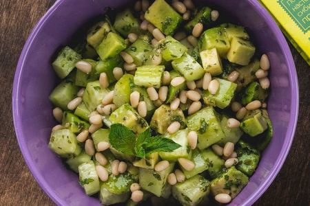 Зеленый салат с кедровыми орехами