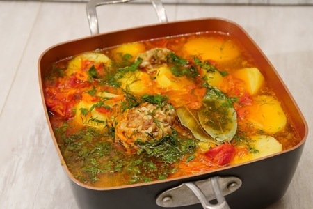 Фото к рецепту: Быстрый тефтелевый суп с картошкой и томатами