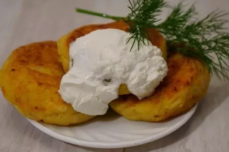Картофельные котлеты с овощами и соком лимона