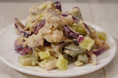 Салат из копченой скумбрии с маринованными огурцами