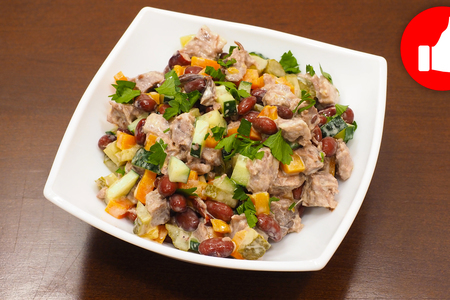  мясной салат с вареной говядиной, овощами и фасолью