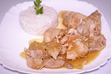 Фото к рецепту: Тушеная курица с луком и медом