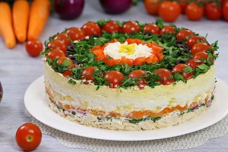 Фото к рецепту: Слоёный салат на праздничный стол застольный гость 
